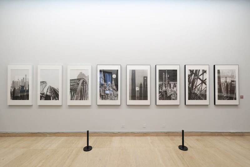 展览现场，冯远作品《都市奏鸣曲》系列