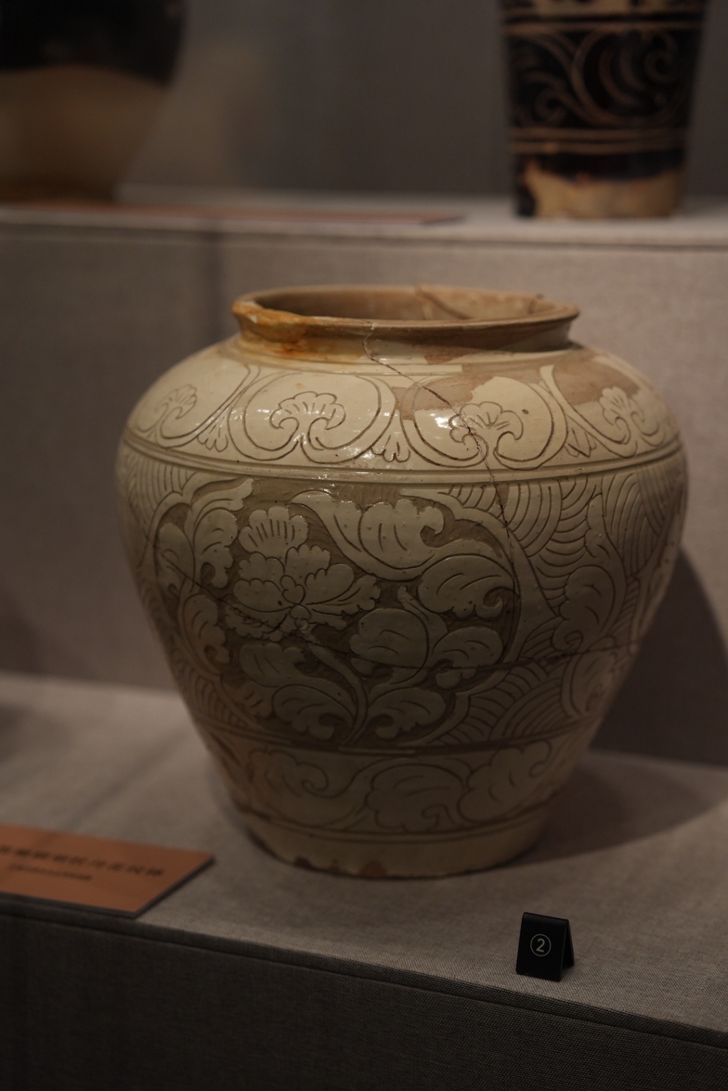 白釉剔刻牡丹花纹瓷罐