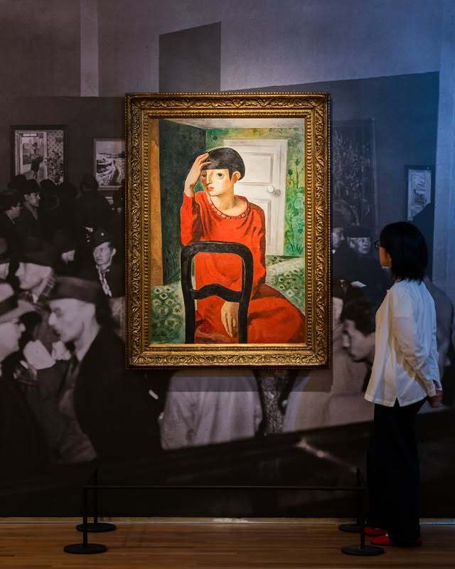 板仓鼎须美子1929年的《红衣少女》（赤衣の女）展览现场 图：新加坡国家美术馆